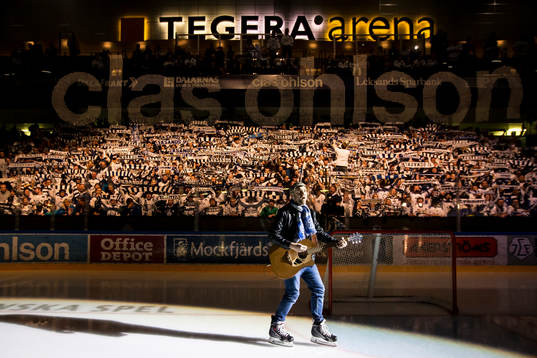 Leksands fansen och Stiko Per Larsson innan ishockeymatchen