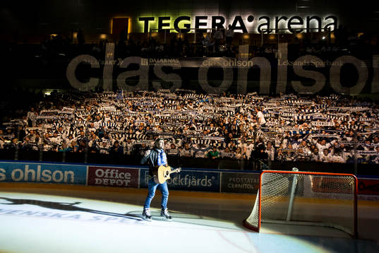 Leksands fansen och Stiko Per Larsson innan ishockeymatchen