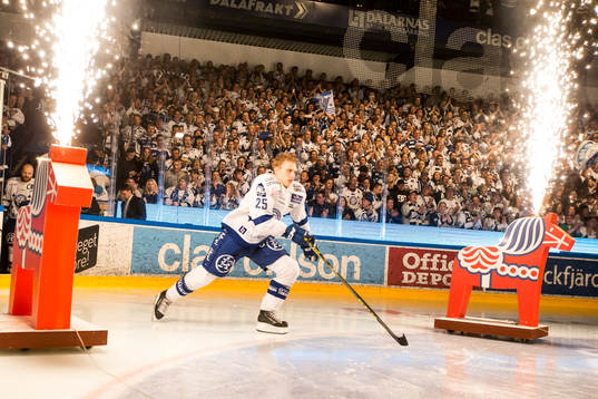 Leksands Matias Lassen gör entre i ishockeymatchen i