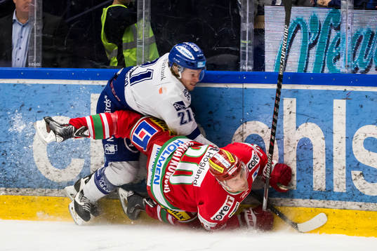 Leksands Brock Montpetit tacklar Modos Joel Kwaitkowski  i