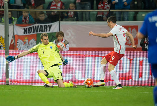 Finlands målvakt Lukas Hradecky och Polens Robert