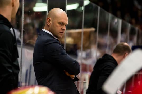 Modos tränare Andreas Johansson  i ishockeymatchen i