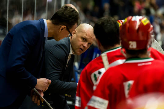 Modos tränare Andreas Johansson  i ishockeymatchen i