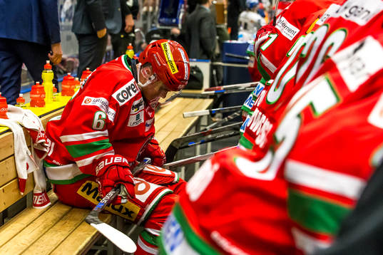 Modos Otso Rantakari deppar i ishockeymatchen i kvalet