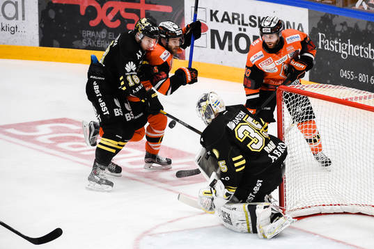 s målvakt Robin Rahm gör en räddning framför