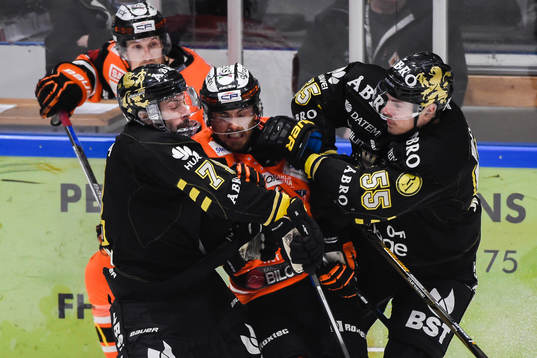 s Daniel Olsson Trkulja och AIK:s Simon Fredriksson