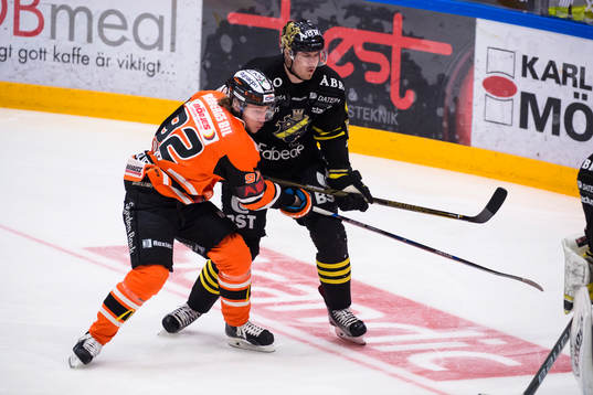 Karlskronas Jesper Olofsson i kamp om pucken