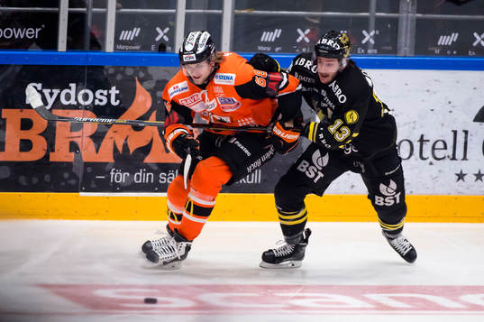 Karlskronas Daniel Gunnarsson jagar pucken