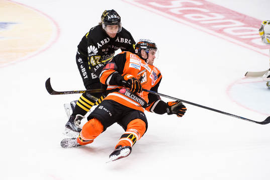 Karlskronas Kristoffer Söder  faller