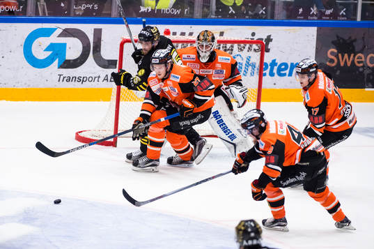 Karlskronas Henrik Nilsson jagar pucken nder kval 5 till
