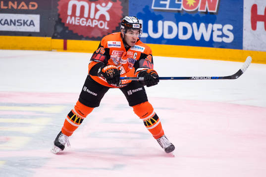 Karlskronas Julien Brouillette slår en passning