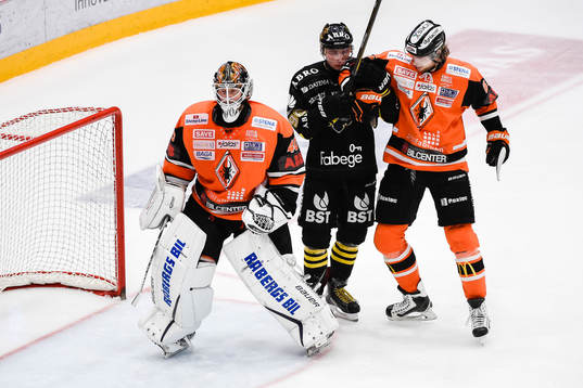 Karlskronas målvakt Johan Holmqvist och Daniel Gunnarsson