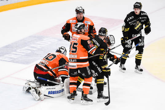 Stökigt framför Karlskronas målvakt Johan Holmqvist