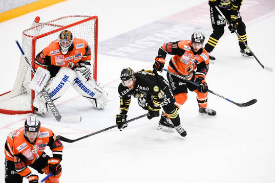s Christian Sandberg och Karlskronas Robin Persson framför