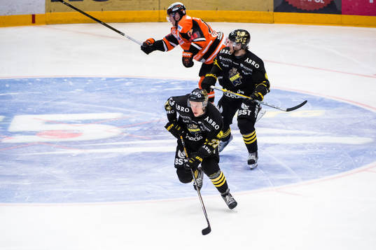 s Jacob Spångberg med pucken