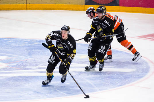s Jacob Spångberg med pucken