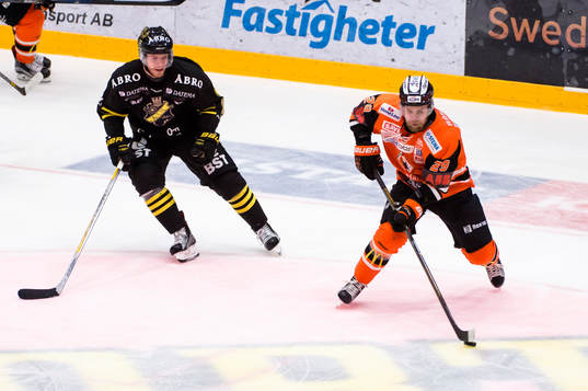 Karlskronas Alexander Viklund med pucken