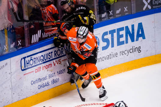 Karlskronas Julien Brouillette gen en spelare en tacklin