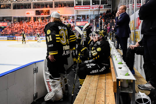 s spelare deppar i båset