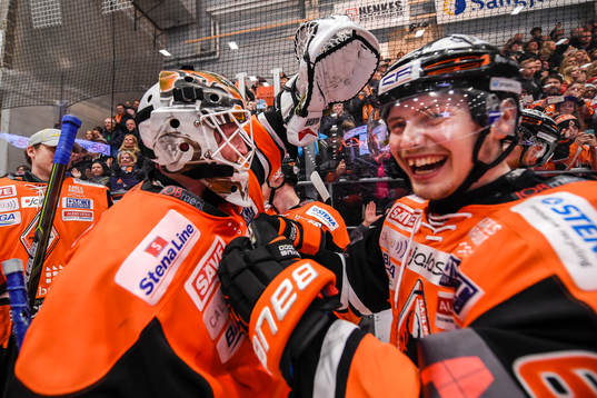 Karlskronas målvakt Johan Holmqvist jublar med