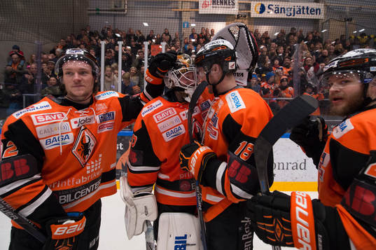 Karlskronas Emil Larsson  kramar om Karlskronas målvakt
