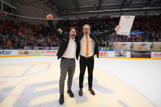Karlskronas tränare Per Hånberg och Ove Molin jublar