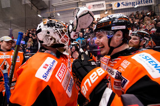 Karlskronas Mattias Granlund jublar med målvakt Johan