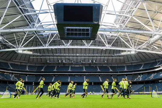Spelarna värmer upp inne på Friends Arena