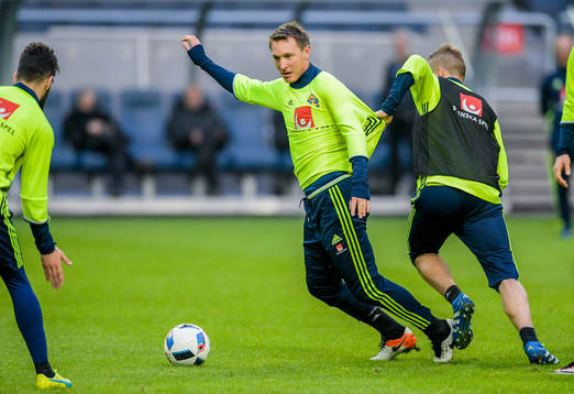 Kim Källström och Pontus Wernbloom i en närkamp