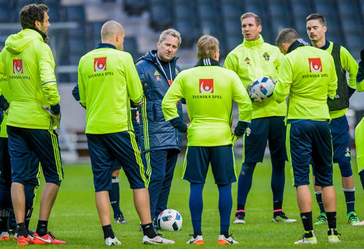 Sveriges Förbundskapten Erik Hamrén har genomgång med