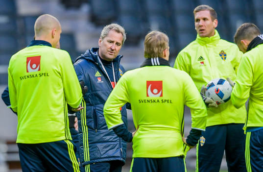 Sveriges Förbundskapten Erik Hamrén har genomgång med