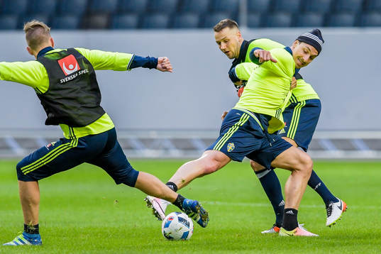 Zlatan Ibrahimovic i en duell med Pontus Wernbloom och