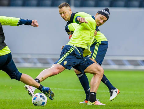 Zlatan Ibrahimovic i en duell med Alexander Milosevic
