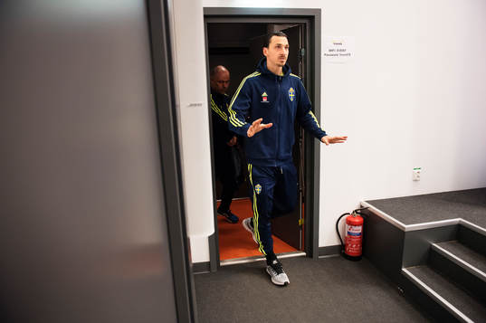 Zlatan Ibrahimovic på väg in till en presskonferens