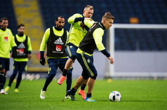 John Guidetti och Pontus Wernbloom i en närkamp