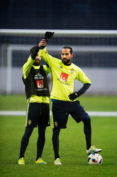 Jimmy Durmaz håller upp armen på Erkan Zengin