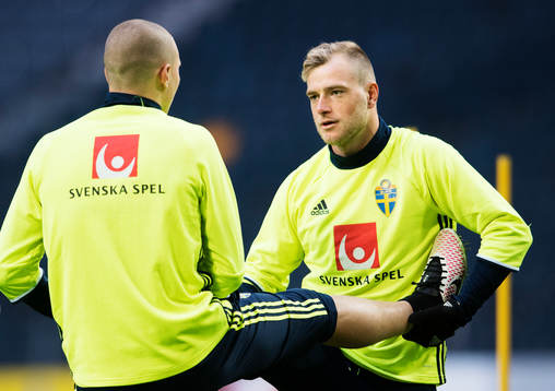 Victor Nilsson Lindelöf och John Guidetti stretchar