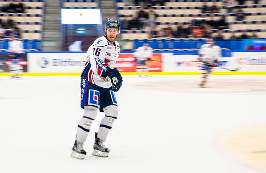 Linköpings Niklas Fogström värmer upp