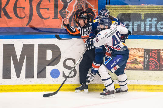 Linköpings Daniel Rahimi tacklar Växjös Ville Leino in i