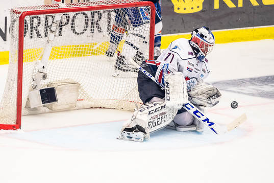 Linköpings målvakt David Rautio fokuserar på pucken