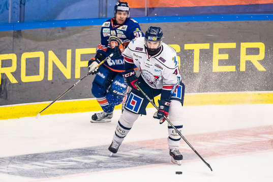 Linköpings Daniel Rahimi jagas Växjös Sakari Salminen