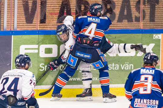 Växjös Niclas Lundgren tacklar Linköpings Sebastian