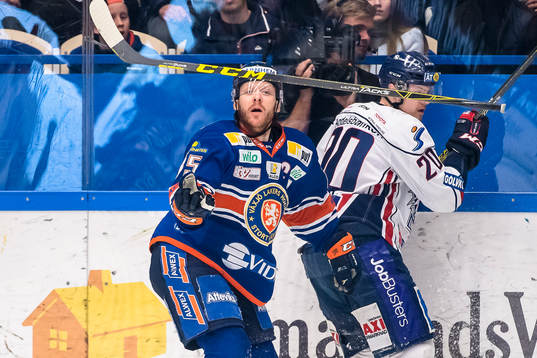 Växjös Liam Reddox tappar klubban och försöker fånga