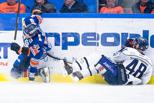 Växjös Sakari Salminen tacklas av Linköpings Daniel