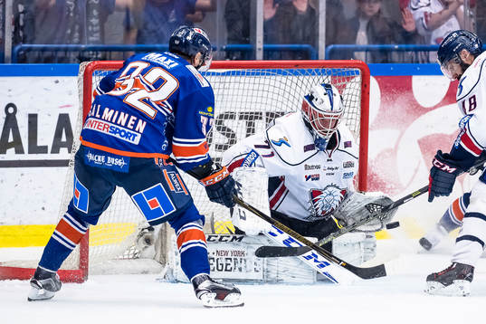 Växjös Sakari Salminen oroar framför Linköpings