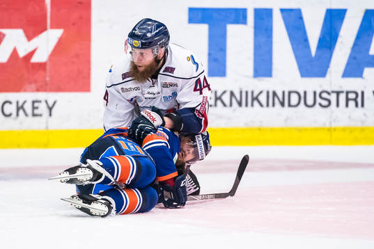 Linköpings Jonas Junland trycker ner Växjös Ville Leino