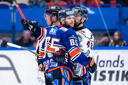 Växjös Liam Reddox och Linköpings Nichlas Hardt håller