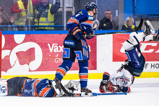 Linköpings Nick Sörenssen krockar med Växjös målvakt