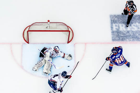 Linköpings målvakt David Rautio räddar ett skott från