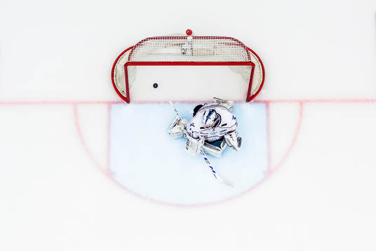 Växjös Robert Rosén (ej i bild) skjuter 2-1 pucken i